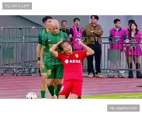 浙江队米特里策遭铜梁龙小将锁死,情绪失控领红牌 浙江队米特里策遭铜梁龙小将锁死,情绪失控领红牌